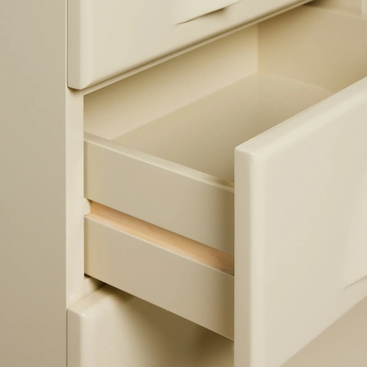 Chest of 8 Drawers, Cream