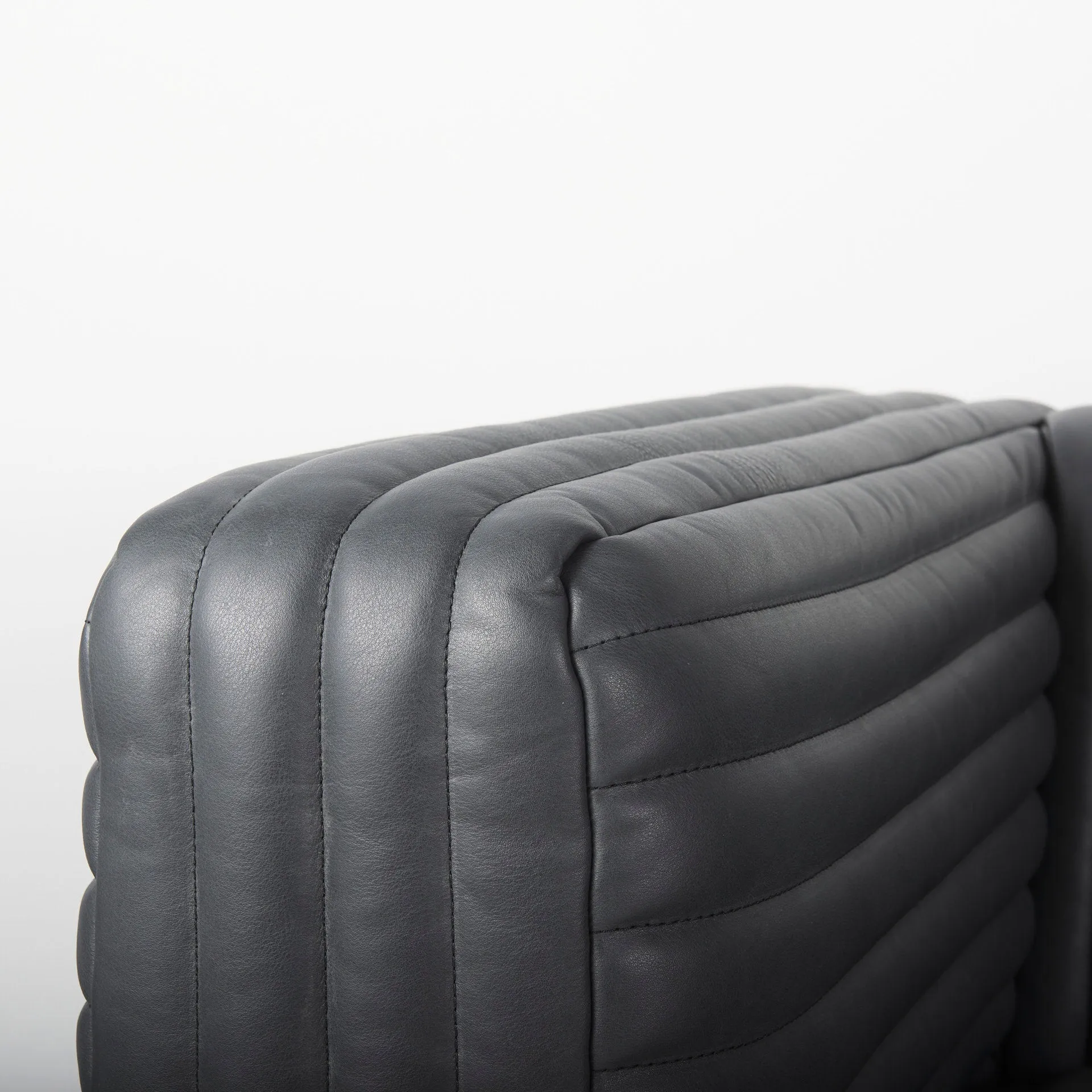 Ricciardo Sofa | Black